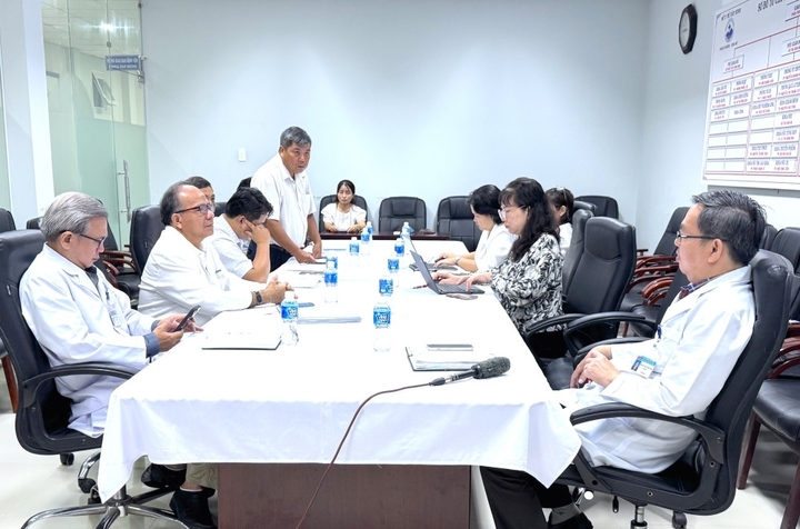 Ban Giám đốc Bệnh viện Đa khoa Tây Ninh tổ chức họp báo, thông tin rõ hơn sự việc bé trai tử vong. (Ảnh: Báo Tây Ninh)
