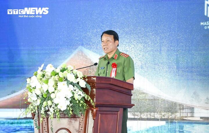 នាយឧត្តមសេនីយ៍ Luong Tam Quang សមាជិកការិយាល័យនយោបាយ និងជារដ្ឋមន្ត្រីក្រសួងសន្តិសុខសាធារណៈថ្លែងមតិក្នុងពិធីនេះ។