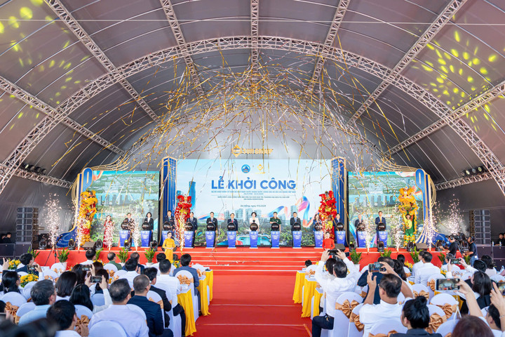 Các đại biểu thực hiện nghi thức khởi công dự án Da Nang Downtown.