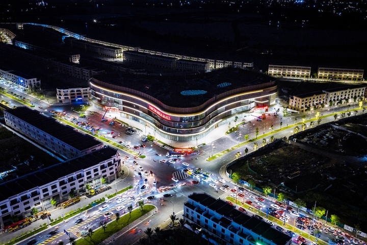 Vincom Mega Mall Royal Island kết nối trực tiếp với cầu Hoàng Gia và đón tiếp lưu lượng khách khổng lồ mỗi ngày.