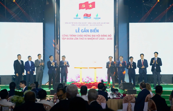 Liên doanh Vietsovpetro vừa tổ chức “Lễ đón dòng dầu đầu tiên từ mỏ Kình Ngư Trắng - Kình Ngư Trắng Nam, Lô 09-2/09”..