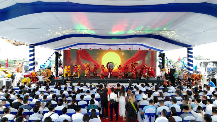 Sự kiện khởi công được tổ chức long trọng với quy mô lớn, đồng thời phát sóng livestream trực tiếp đa nền tảng trên ứng dụng Noble App (NobleLive), fanpage Sunshine Group, fanpage VTVTimes - Thời báo của Đài Truyền hình Việt Nam, CafeF, cùng nhiều đối tác truyền thông uy tín khác.