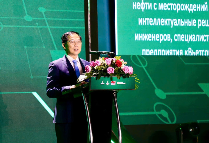 Thay mặt Chính phủ, Phó Thủ tướng Bùi Thanh Sơn chúc mừng Petrovietnam, các nhà thầu cùng tập thể cán bộ, kỹ sư, công nhân Việt Nam và Liên bang Nga đã đưa dự án về đích đúng tiến độ, an toàn, hiệu quả.