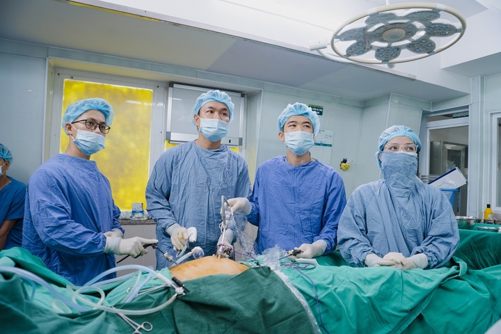 ThS.BS Cù Trung Kiên và ekip thực hiện phẫu thuật nội soi hoàn toàn cắt đại tràng.