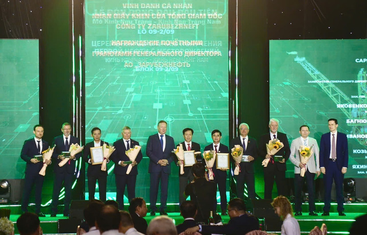 Tại buổi lễ, lãnh đạo Petrovietnam, Vietsovpetro và Zarubezhneft đã trao giấy khen cho 24 tập thể và 9 cá nhân có nhiều đóng góp trong quá trình triển khai dự án.