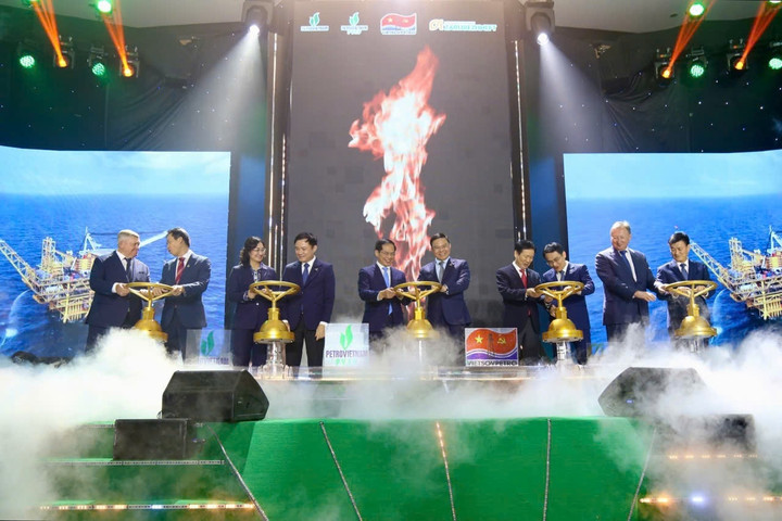 Nghi thức mở van khai thác, chính thức đón chào dòng dầu thương mại đầu tiên từ mỏ KNT – KTN.