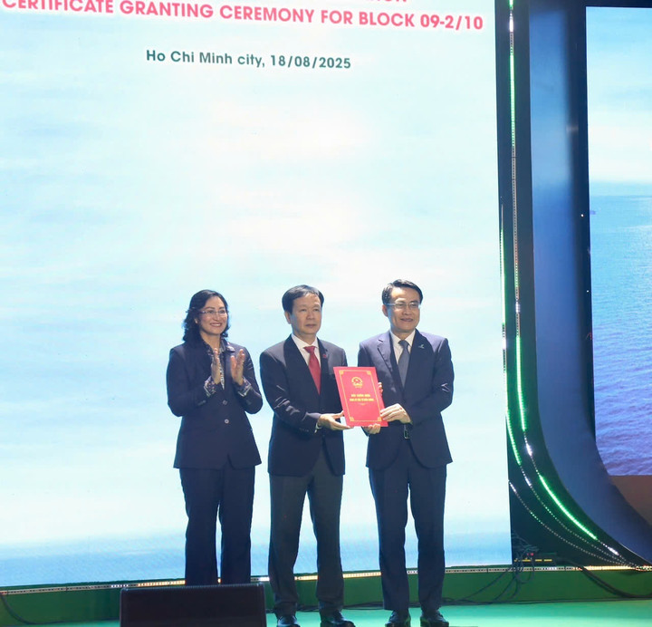 Bà Phan Thị Thắng – Thứ trưởng Bộ Công Thương trao Giấy chứng nhận đầu tư hiệu chỉnh từ Bộ Công Thương cho tổ hợp Nhà thầu Vietsovpetro và PVEP.