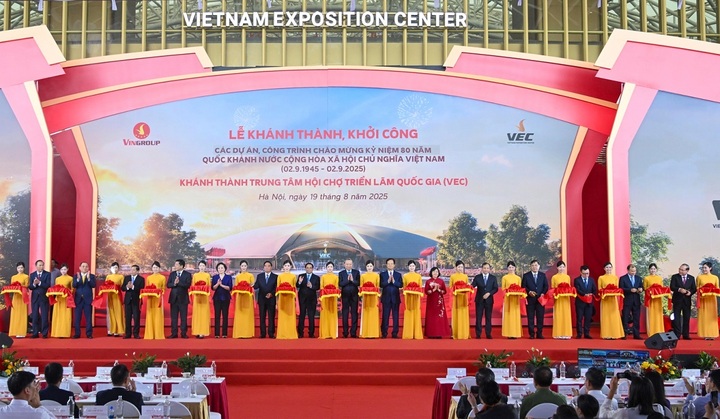 Tổng Bí thư, Thủ tướng và các đại biểu cắt băng khánh thành Trung tâm Hội chợ Triển lãm Quốc gia - công trình trọng điểm quốc gia.