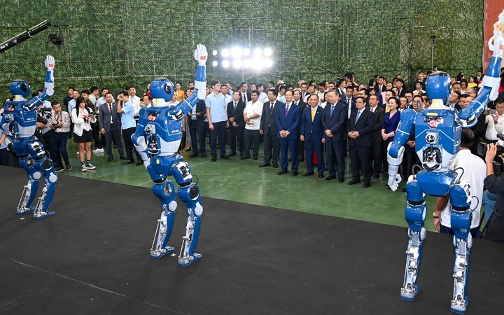 Các Lãnh đạo Đảng, Nhà nước và Chính phủ xem màn đồng diễn robot của VinMotion (thành viên Tập đoàn Vingroup) tại lễ khánh thành Trung tâm Hội chợ Triển lãm Quốc gia.