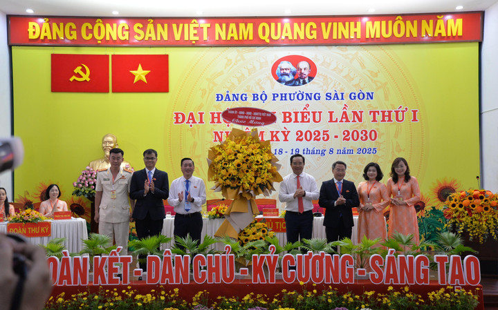 Ông Nguyễn Văn Được, Phó Bí thư Thành ủy, Chủ tịch UBND TP.HCM tặng hoa chúc mừng Đại hội. (Ảnh: Hà Khánh)