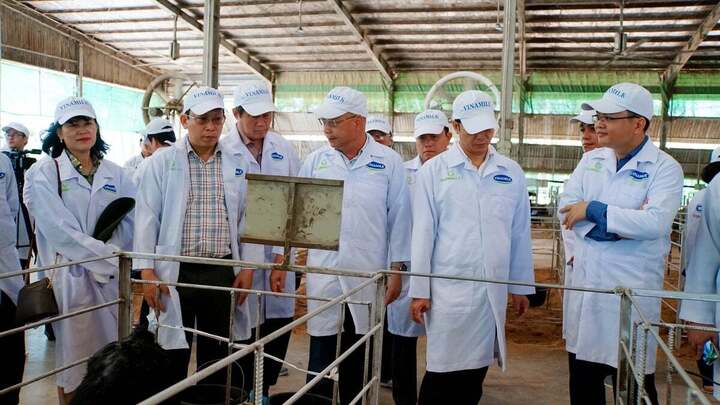 Đoàn lãnh đạo Sở Nông nghiệp và Môi trường tỉnh Tây Ninh tham quan trang trại bò sữa áp dụng công nghệ cao.