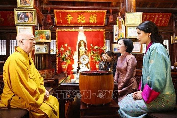 Hòa thượng Thích Thanh Nhã, Trụ trì chùa Trấn Quốc giới thiệu về lịch sử chùa với bà Nguyễn Thị Minh Nguyệt, Phu nhân Chủ tịch nước Lương Cường và Hoàng hậu Bhutan Jetsun Pema Wangchuck. (Ảnh: Minh Đức/TTXVN)