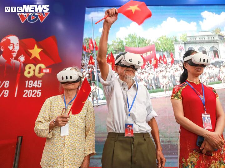 Những cụ già vượt cả trăm cây số để được 