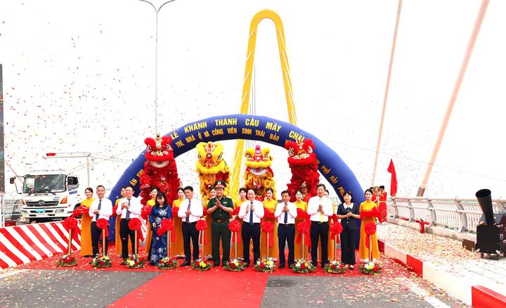 Các vị lãnh đạo cắt băng khánh thành cầu Máy Chai.