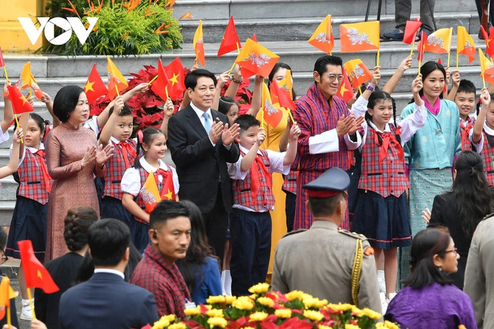 Nhận lời mời của Chủ tịch nước Lương Cường và Phu nhân, Quốc vương Bhutan Jigme Khesar Namgyel Wangchuck và Hoàng hậu có chuyến thăm cấp Nhà nước tới Việt Nam từ ngày 18/8 đến ngày 22/8. Lễ đón chính thức diễn ra tại Phủ Chủ tịch vào sáng 19/8.