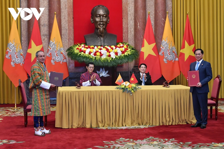 Sau hội đàm, Chủ tịch nước Lương Cường và Quốc vương Bhutan Jigme Khesar Namgyel Wangchuck chứng kiến lễ ký kết, trao các văn kiện hợp tác giữa hai nước.