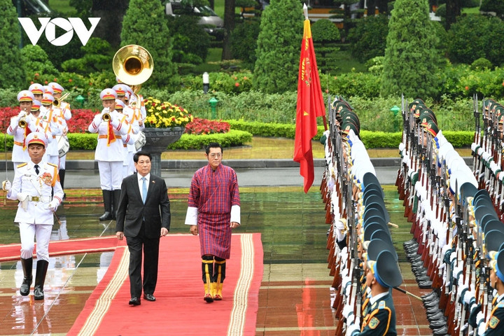 Chủ tịch nước Lương Cường mời Quốc vương Bhutan Jigme Khesar Namgyel Wangchuck duyệt Đội Danh dự Quân đội nhân dân Việt Nam.