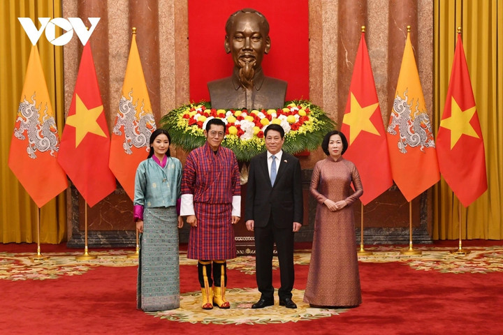 Chủ tịch nước Lương Cường và Phu nhân chụp ảnh chung với Quốc vương Bhutan Jigme Khesar Namgyel Wangchuck và Hoàng hậu.