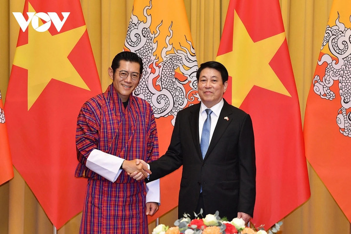 Chủ tịch nước Lương Cường và Quốc vương Bhutan Jigme Khesar Namgyel Wangchuck bắt tay trước khi dẫn đầu hai đoàn cấp cao tiến hành hội đàm.