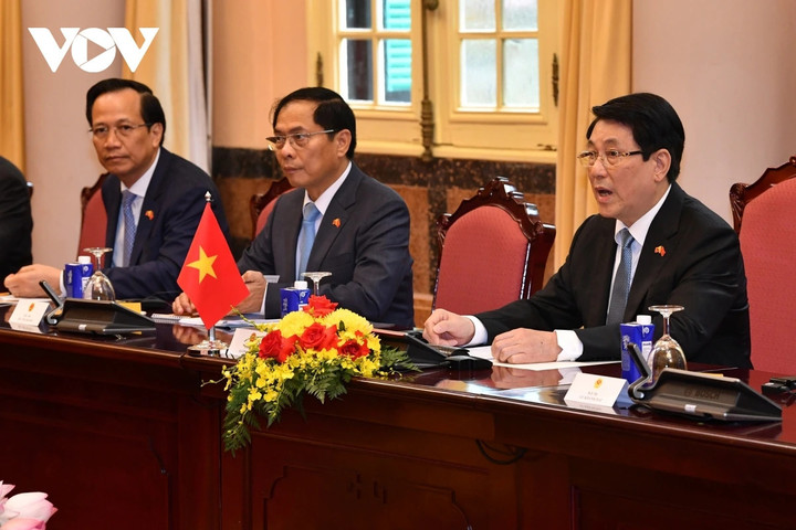 Chủ tịch nước Lương Cường chào mừng Quốc vương Bhutan Jigme Khesar Namgyel Wangchuck thăm cấp Nhà nước tới Việt Nam.