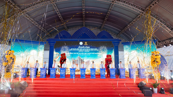 Các đại biểu thực hiện nghi thức khởi công dự án Khu đô thị hỗn hợp Nha Trang.