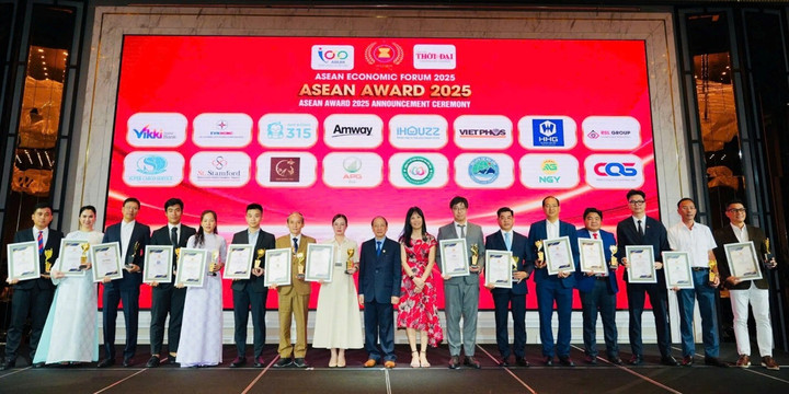 Các doanh nghiệp tiêu biểu xuất sắc được vinh danh trong Diễn đàn Kinh tế ASEAN lần thứ 6 với chủ đề "Hội nhập kinh tế ASEAN trong kỷ nguyên vươn mình" vừa diễn ra tại Singapore.