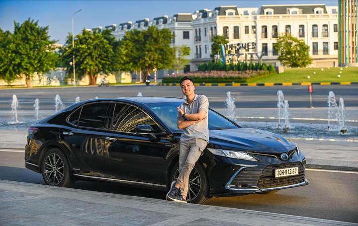 Khách hàng trẻ gắn bó với Toyota Camry Hybrid.