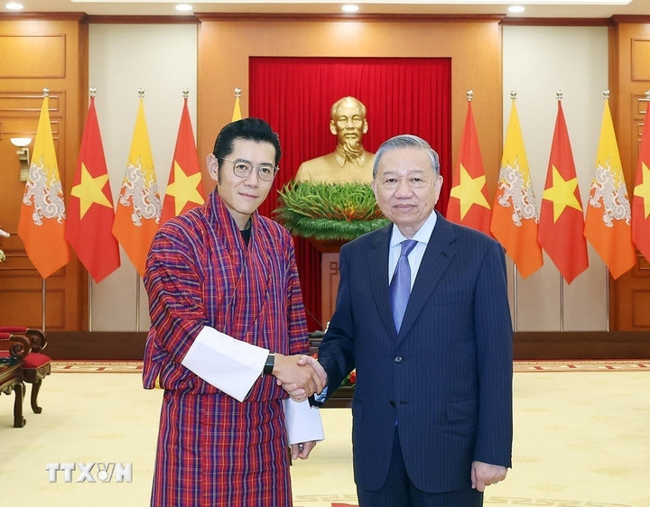 Tổng Bí thư Tô Lâm và Quốc vương Bhutan Jigme Khesar Namgyel Wangchuck. (Ảnh: TTXVN)