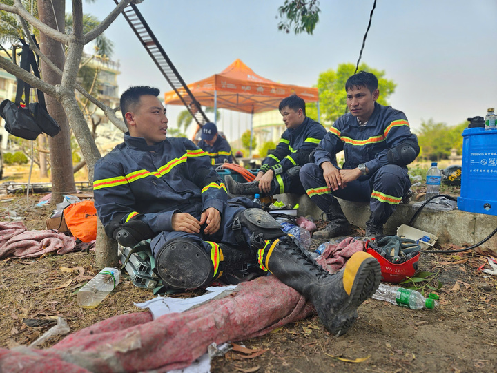 Phút nghỉ ngơi sau nhiều giờ tích cực tìm kiếm, cứu nạn sau động đất ở Myanmar của Đội cứu nạn, cứu hộ Bộ Công an Việt Nam.