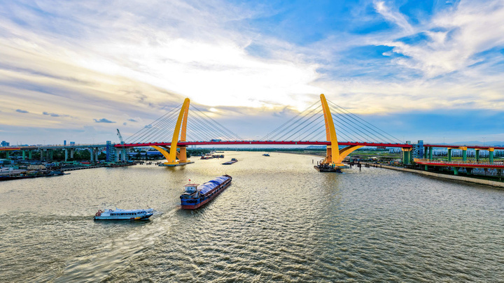 Cầu có chiều dài gần 2,2 km, rộng 21 m với 4 làn xe, còn cầu dẫn hai bên rộng 17,5 m.