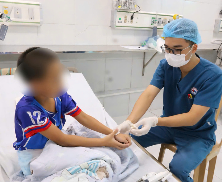 Bệnh nhi 9 tuổi uống nhầm Methadone dẫn tới ngộ độc nặng, nhập viện trong tình trạng nguy kịch may mắn được cứu sống thành công. (Ảnh: Bệnh viện Nhi Thái Bình)