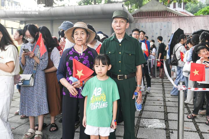 Ông Nguyễn Tiến Binh (1950, Phú Thọ), từng là cựu chiến binh chiến trường Quảng Trị, đã có mặt từ 4h sáng. Ông xúc động: “Tôi muốn được tận mắt sống lại giây phút lịch sử mà thế hệ chúng tôi đã chiến đấu để bảo vệ. Chỉ nghĩ đến thôi, lòng đã rộn ràng”.