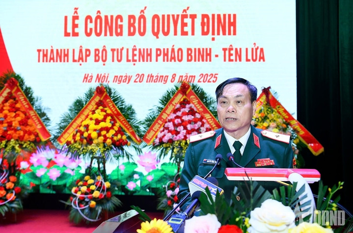 Thiếu tướng Nguyễn Hồng Phong, Tư lệnh Bộ Tư lệnh Pháo binh - Tên lửa phát biểu tại buổi lễ. (Ảnh: Tuấn Huy)