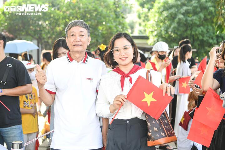 “Trở về thời khắc thiêng liêng” là hoạt động đặc biệt nhân kỷ niệm 80 năm Cách mạng Tháng Tám và Quốc khánh 2/9, đồng thời chào mừng 80 năm thành lập Đài Tiếng nói Việt Nam (VOV). Đây không chỉ là trải nghiệm ứng dụng công nghệ hiện đại, mà còn là một hành trình cảm xúc, đưa công chúng trở lại khoảnh khắc thiêng liêng khai sinh nước Việt Nam Dân chủ Cộng hòa.