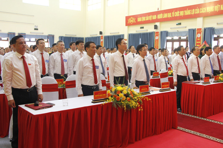 Các đại biểu làm lễ chào cờ tại Đại hội.