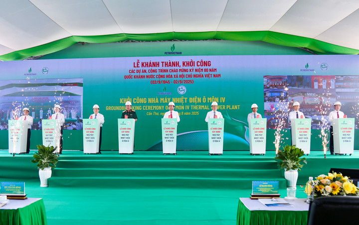 Các đại biểu thực hiện nghi thức khởi công NMNĐ Ô Môn IV.