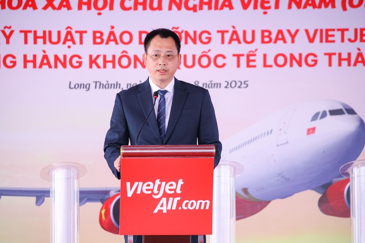 Phó Cục trưởng Cục Hàng không Việt Nam Đỗ Hồng Cẩm chúc mừng Vietjet khởi công dự án Trung tâm Kỹ thuật Bảo dưỡng Tàu bay.