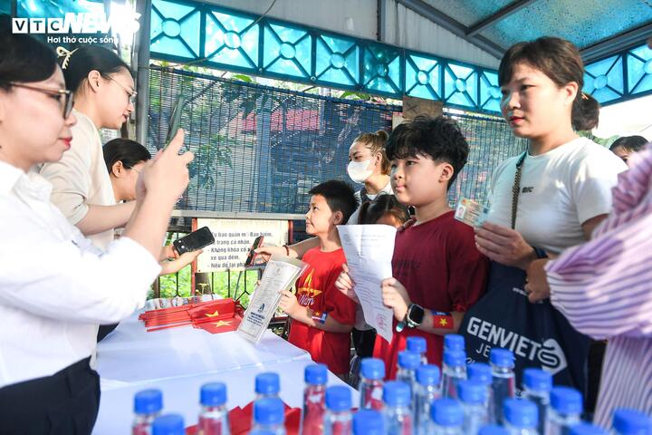 Trong dòng người kiên nhẫn chờ đợi có những em nhỏ đi cùng cha mẹ, ánh mắt háo hức, mong sớm được đeo kính VR để trải nghiệm.