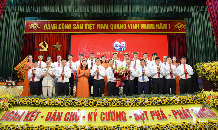 Lãnh đạo tỉnh Bắc Ninh chúc mừng Ban Chấp hành Đảng bộ phường Trí Quả nhiệm kỳ 2025-2030.