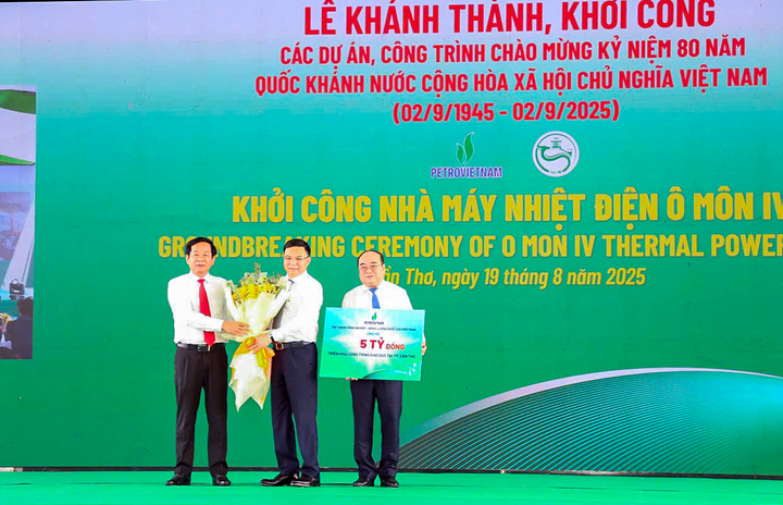 Ông Lê Mạnh Hùng – Bí thư Đảng ủy, Chủ tịch HĐTV Petrovietnam - trao biển tượng trưng 5 tỷ đồng an sinh xã hội hỗ trợ Thành phố Cần Thơ với mong muốn tiếp thêm khát vọng, nuôi dưỡng đam mê học tập, để các em học sinh vững bước trên con đường chinh phục tri thức.