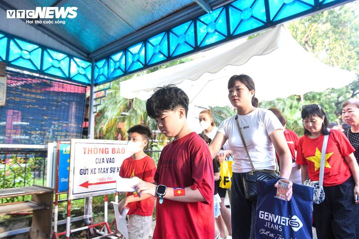 Với khách đã đăng ký online và có mã QR, việc xác nhận thông tin diễn ra nhanh chóng. Trường hợp chưa nhận được email xác nhận, người tham dự chỉ cần cung cấp số điện thoại, email và họ tên để được hỗ trợ.