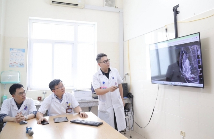 Dữ liệu của bệnh nhân được đưa lên hệ thống giúp các bác sĩ dễ dàng truy cập, theo dõi lịch sử khám chữa bệnh, từ đó đưa ra chẩn đoán chính xác hơn. (Ảnh: Mạnh Trần)