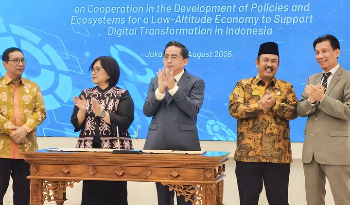 Ông Trần Kim Chung, Chủ tịch CT Group (đứng giữa) và ông Rachmat Pambudy, Bộ trưởng Bộ Kế hoạch Phát triển Quốc gia Indonesia (thứ 2 từ phải qua). (Ảnh: Phương Vi)