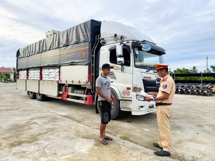 Làm việc với cán bộ CSGT, tài xế Phạm Tấn Tâm không xuất trình được giấy tờ chứng minh nguồn gốc của gần 30 tấn đường trên xe tải.