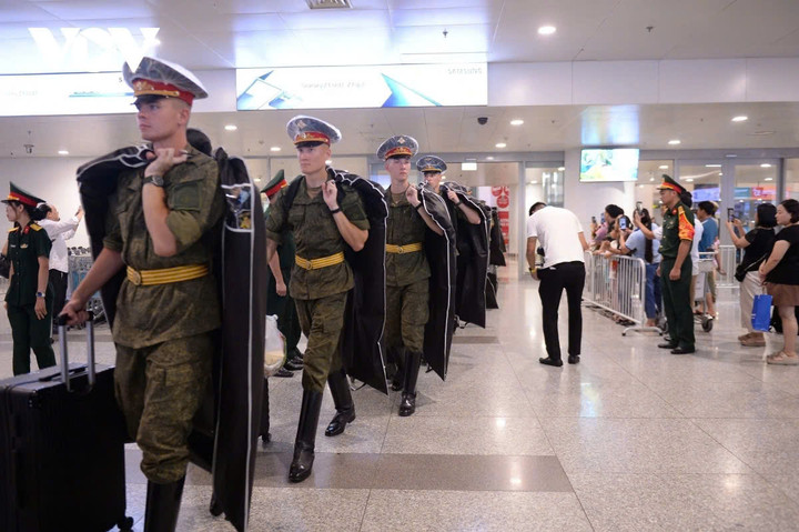 Đoàn quân nhân Nga sang Việt Nam để tham gia vào chuỗi các hoạt động diễu binh, diễu hành Lễ kỷ niệm 80 năm Cách mạng tháng Tám thành công và Quốc khánh 2/9 sắp tới.
