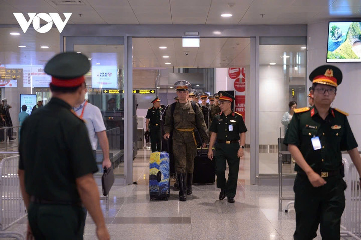 Trưa 20/8, Cảng hàng không quốc tế Nội Bài (Hà Nội) chứng kiến sự kiện đặc biệt khi khối quân nhân Lực lượng vũ trang Liên bang Nga chính thức đặt chân đến Việt Nam.
