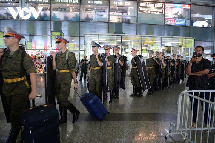 Sau buổi lễ đón trang trọng, đoàn quân nhân Nga đã nhanh chóng di chuyển về nơi ăn nghỉ theo kế hoạch.