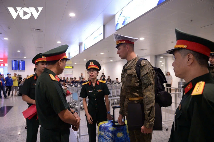 Ngay khi chuyên cơ chở các quân nhân Nga hạ cánh xuống Nhà ga quốc tế T2, Cảng hàng không quốc tế Nội Bài, công tác đón tiếp đã được triển khai khẩn trương và chuyên nghiệp.