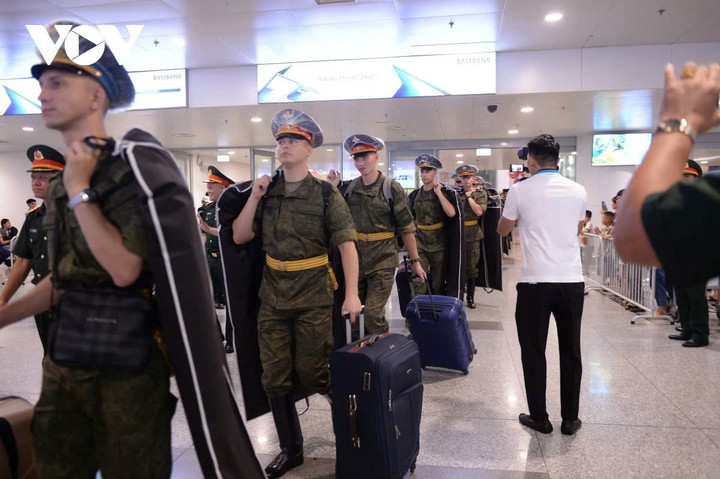 Các cơ quan chức năng của Bộ Quốc phòng Việt Nam phối hợp chặt chẽ với các đơn vị liên quan để hoàn tất mọi thủ tục nhập cảnh cho đoàn, cùng với việc kiểm tra và đảm bảo an toàn cho các trang bị, vật chất mang theo.