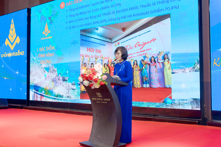 Bà Nguyễn Diệu Hương – Phó Tổng Giám đốc, Trưởng Ban vì sự tiến bộ của phụ nữ Vinataba, phát biểu tại Hội nghị sơ kết 5 năm thực hiện chiến lược Quốc gia về bình đẳng giới, công tác vận động nữ công nhân viện chức, lao động và phong trào thi đua “Giỏi việc nước, Đảm việc nhà” giai đoan 2021 – 2025.